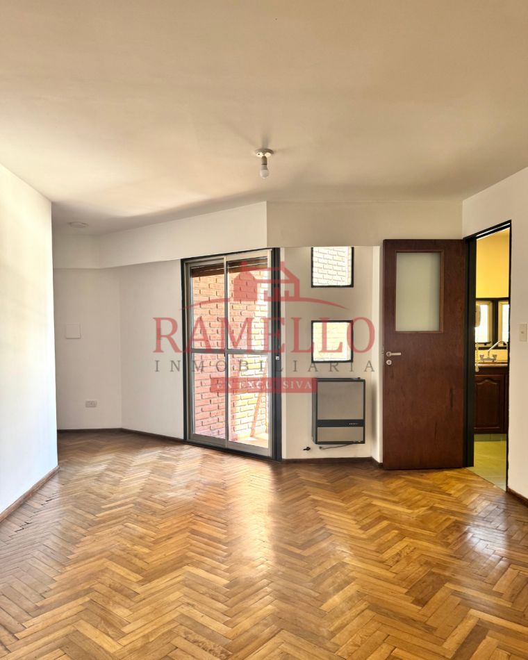 EN VENTA DPTO DE DOS DORMITORIOS CON BALCON - MICROCENTRO 