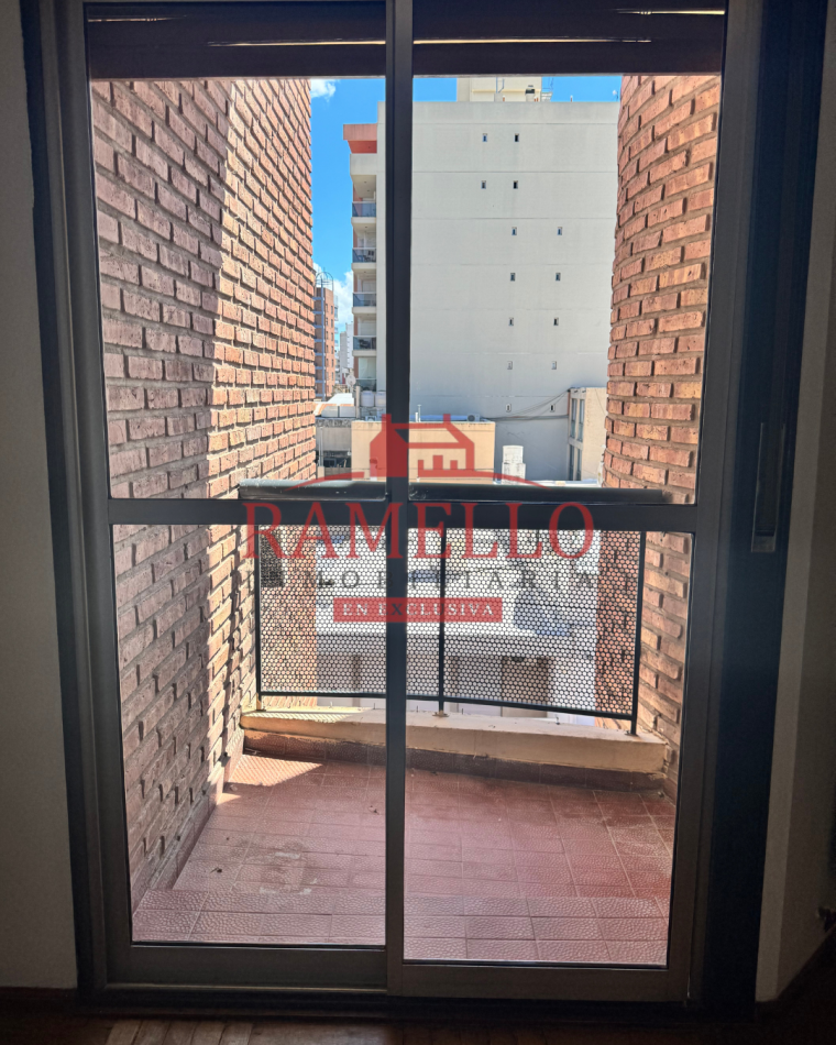 EN VENTA DPTO DE DOS DORMITORIOS CON BALCON - MICROCENTRO 