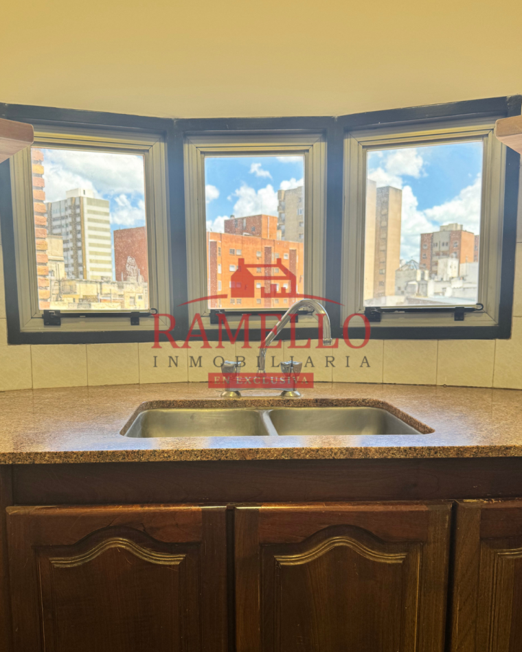 EN VENTA DPTO DE DOS DORMITORIOS CON BALCON - MICROCENTRO 