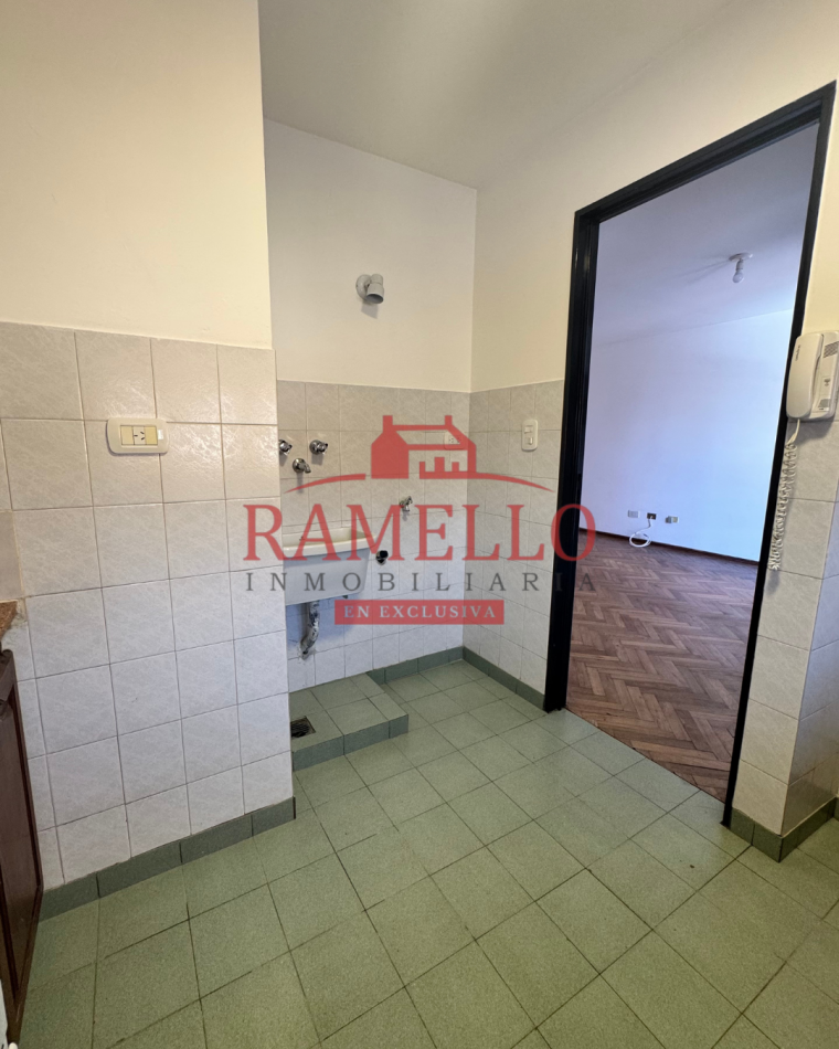 EN VENTA DPTO DE DOS DORMITORIOS CON BALCON - MICROCENTRO 