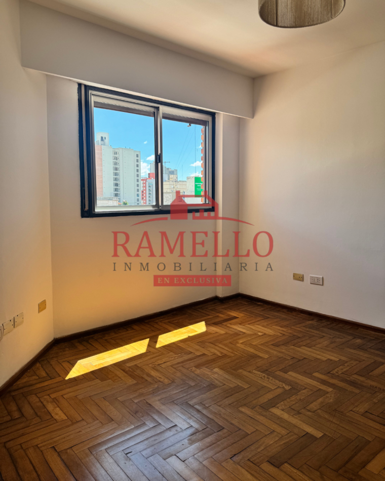 EN VENTA DPTO DE DOS DORMITORIOS CON BALCON - MICROCENTRO 