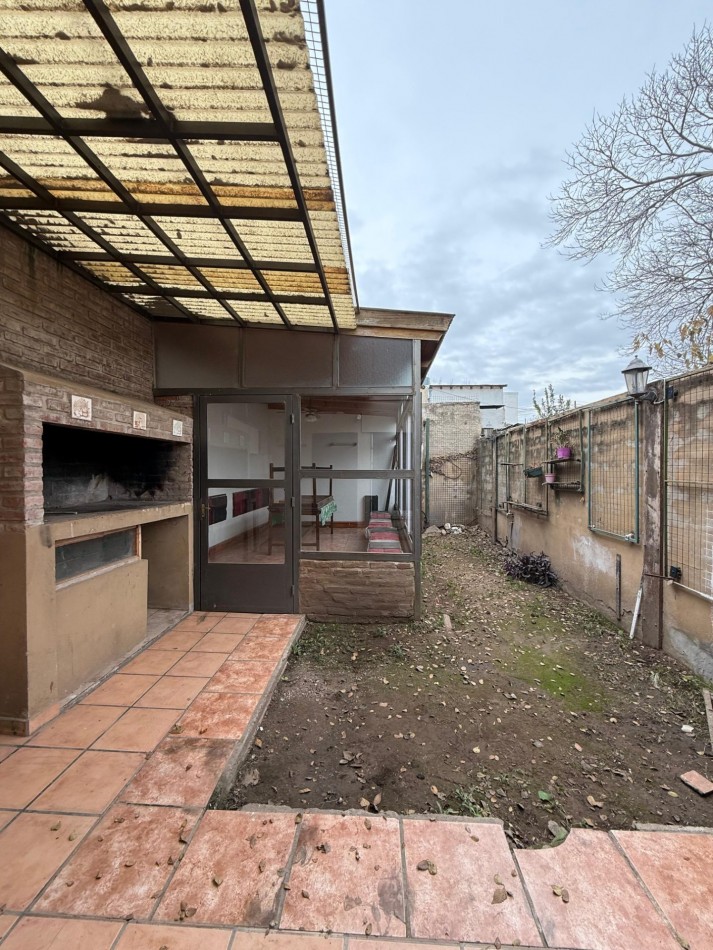 EN ALQUILER - Duplex dos dormitorios con garage y quincho 