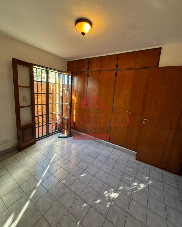 EN VENTA! Amplio triplex con cochera 