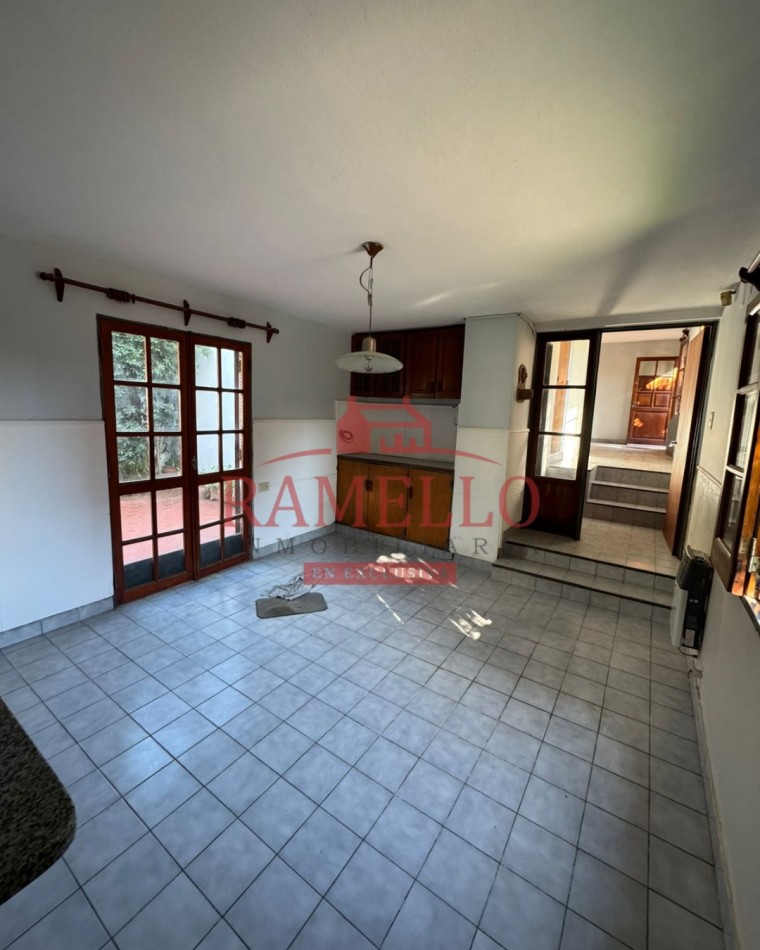 EN VENTA! Amplio triplex con cochera 