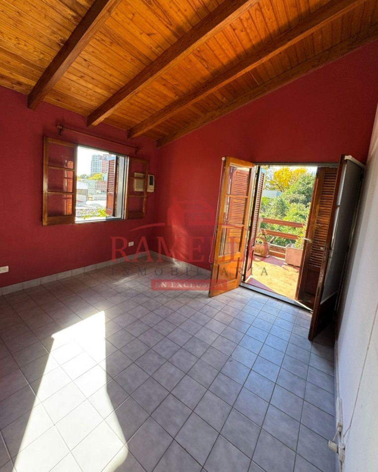 EN VENTA! Amplio triplex con cochera 