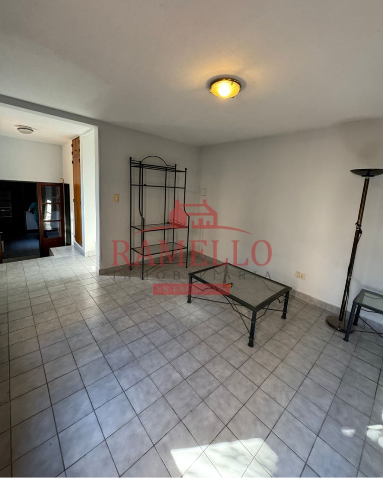 EN VENTA! Amplio triplex con cochera 