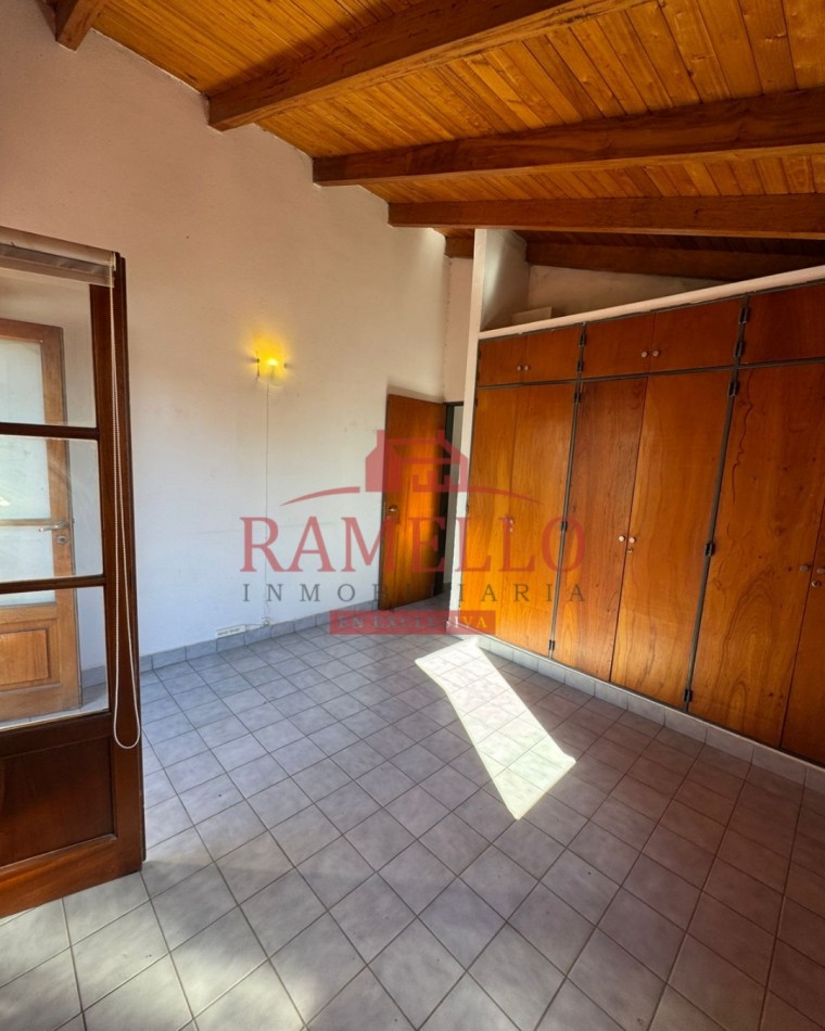 EN VENTA! Amplio triplex con cochera 