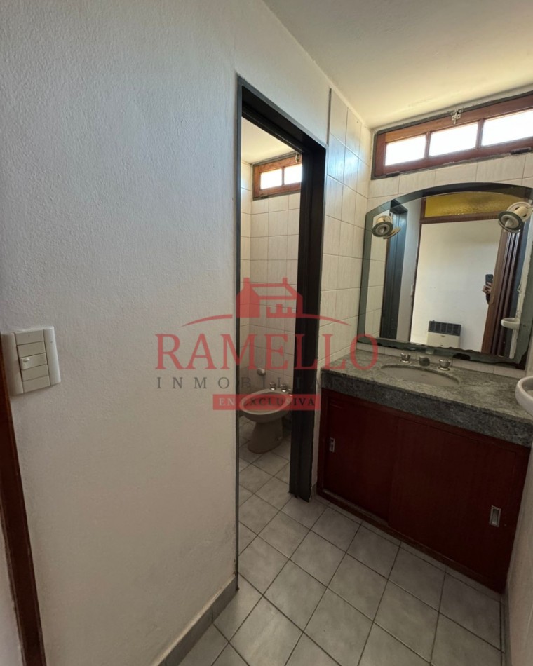 EN VENTA! Amplio triplex con cochera 