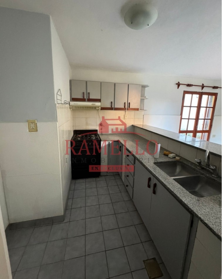 EN VENTA! Amplio triplex con cochera 
