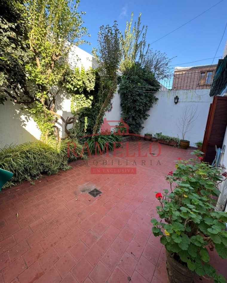 EN VENTA! Amplio triplex con cochera 