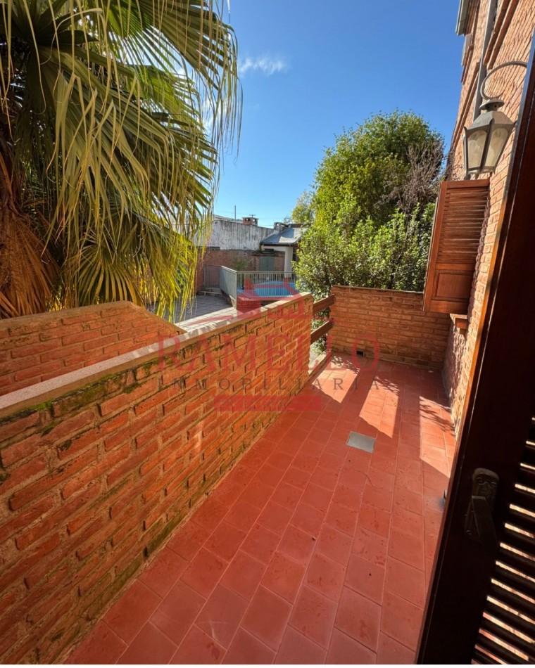 EN VENTA! Amplio triplex con cochera 