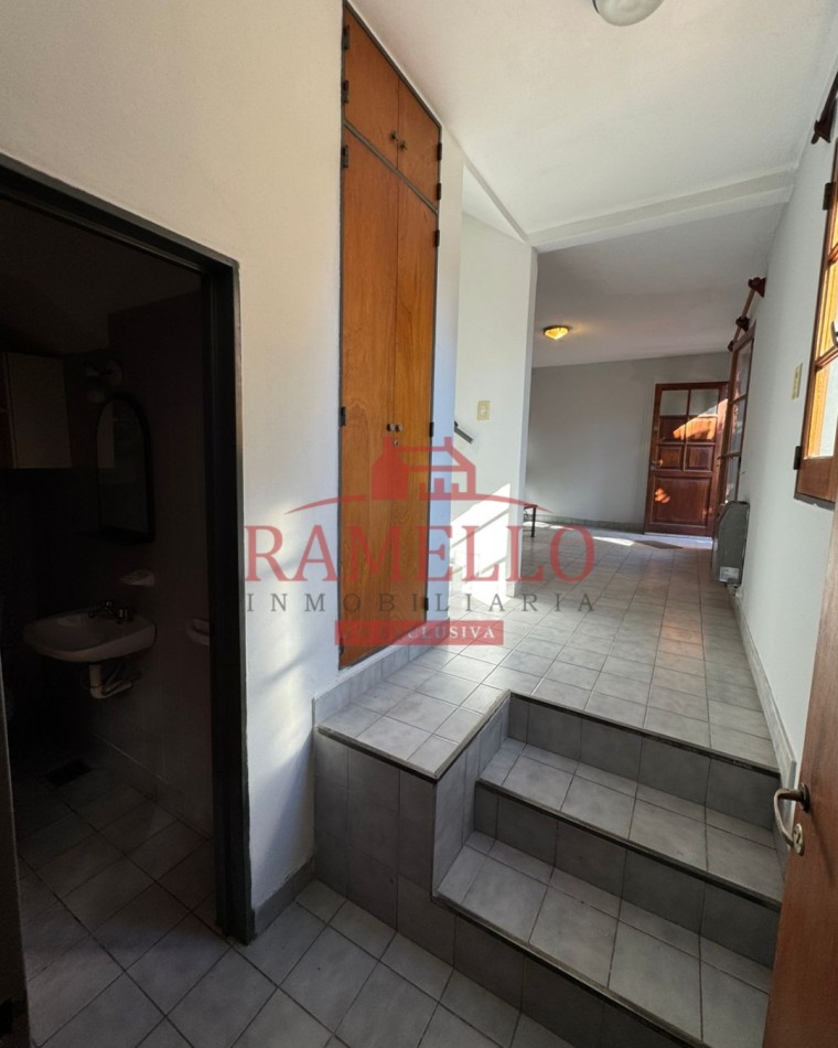 EN VENTA! Amplio triplex con cochera 